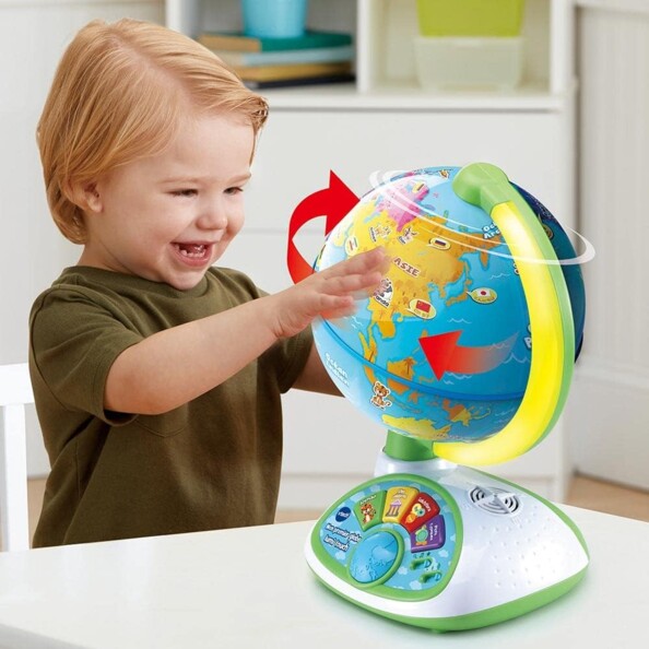 Garçon s'amuse et tourne le globe lumineux de Vtech