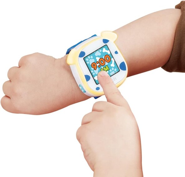 Montre éducative Vtech manipulée par le doigt d'un enfant