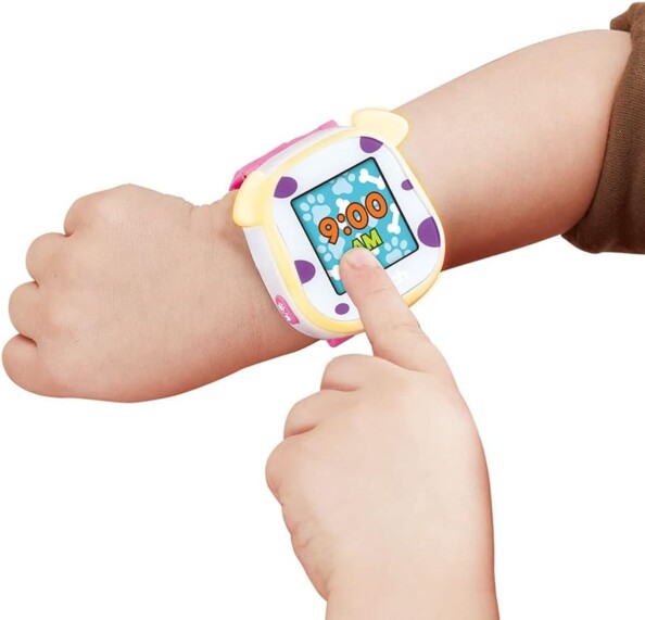 Montre avec horloge parlante au poignet d'un enfant