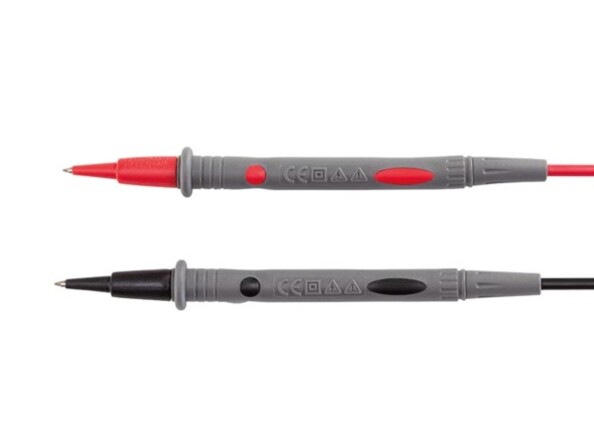 Gros plan sur les capteurs des câbles de test pour prise électrique