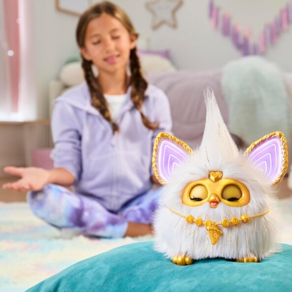 Peluche interactive Furby et fille en mode méditation