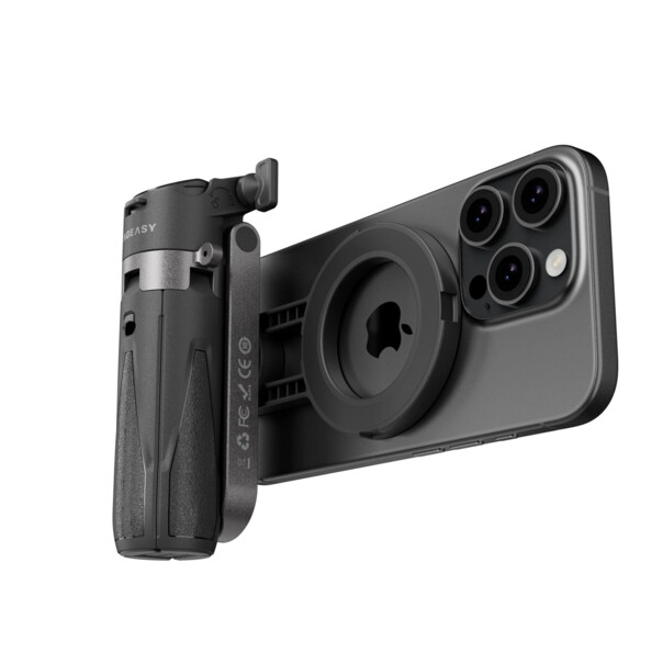 Fixation de l'anneau magnétique compatible MagSafe de la perche à selfie extensible à l'arrière du boîtier d'un iPhone coloris noir