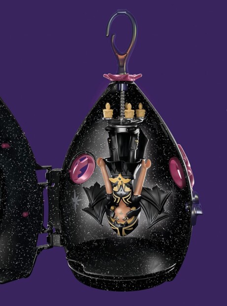 Bat Fairies suspendue à l'envers dans sa maisonnette