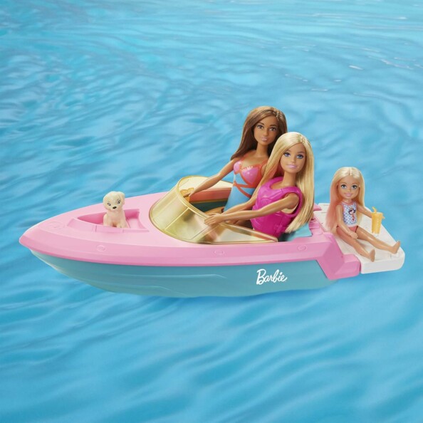 Barbie avec une amie et un enfant sur son bateau