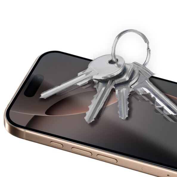 Mise en situation de la vitre de protection en verre trempé sur un iPhone 16 Pro allumé protégeant l'écran contre les rayures de clés