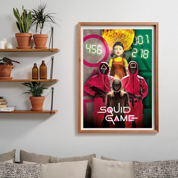 Puzzle Squid Game avec poupée, soldat et chef terminé et fixé au mur comme tableau encadré dans un salon aux tons beiges