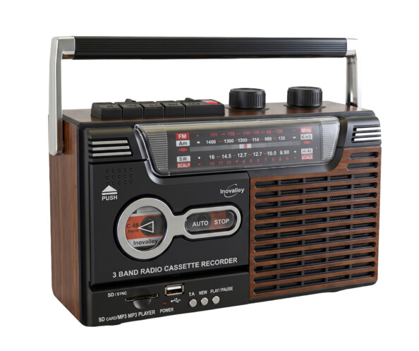 Radio-cassette enregistreur rétro Inovalley noir et imitation bois avec poignée et cadran fréquences vu de trois-quarts