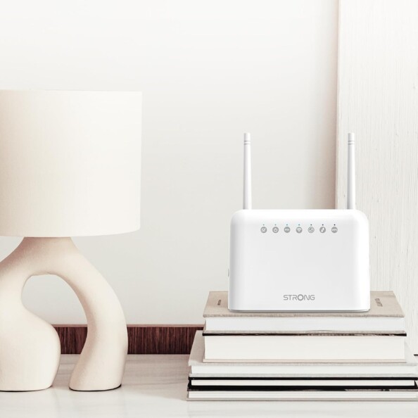 Mise en situation du routeur wifi 4G LTE sur une pile de livres à côté d'une lampe design