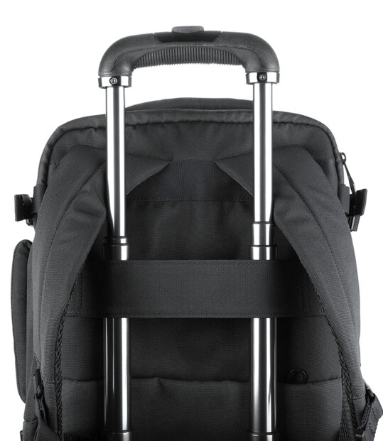 Sac à dos attaché à la poignée d'une valise déployée par sangle arrière