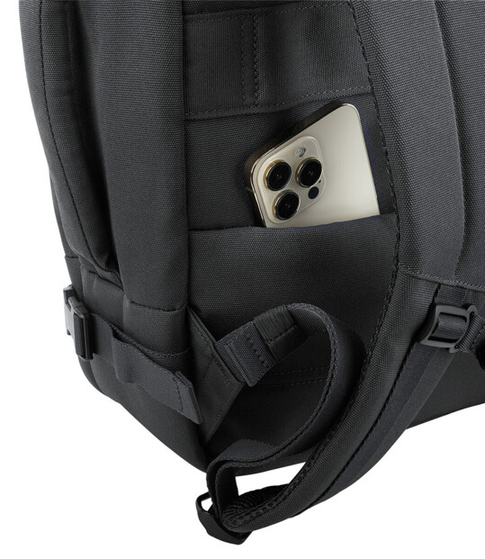 Gros plan sur la petite poche pour téléphone portable situé dans le dos du sac à main