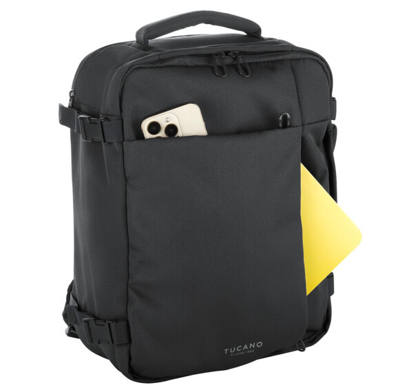 Smartphone et tablette rangés dans la poche avant du sac à dos présenté en biais