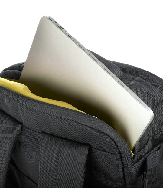 Gros plan sur l'insertion d'un PC portable dans un compartiment pour PC jusqu'à 16"