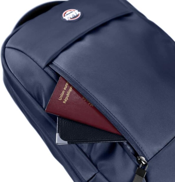 Face avant du sac à dos TORINO II coloris bleu vue de biais du dessus avec pochette ouvert laissant dépasser un passeport et une carte grise