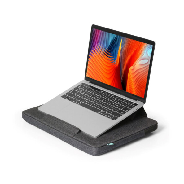 PC portable ouvert et allumé posé sur le support pour PC magnétique intégré à l'étui