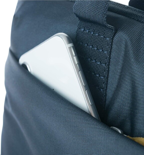 Gros plan sur un téléphone portable glissé dans la poche extérieure ouverte à l'arrière de la housse