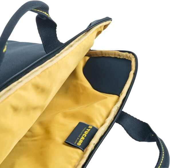 Plan rapproché de l'intérieur coloris jaune matelassé avec coins élastiques pour PC portable avec étiquette Tucano