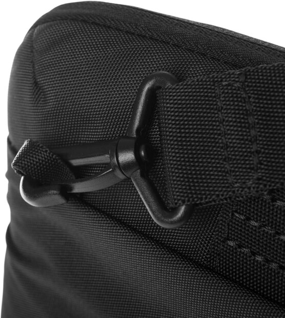 Zoom sur la fixation par pince de la bandoulière