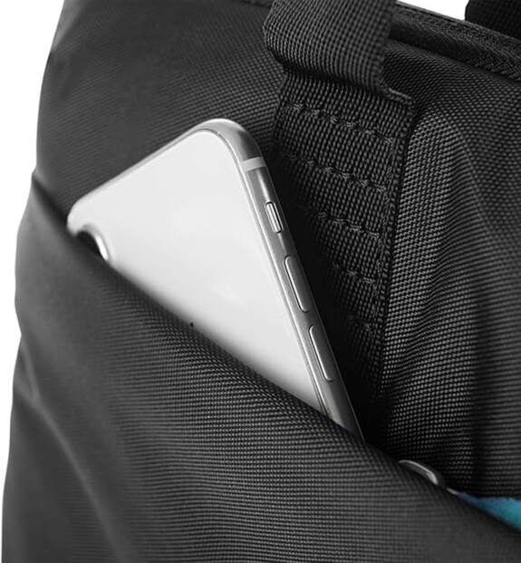 Gros plan sur un téléphone portable glissé dans la poche extérieure ouverte à l'arrière de la housse