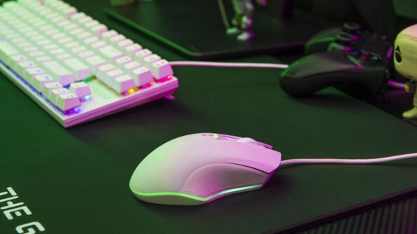 Mis en situation de plusieurs périphériques gaming LED RVB branchés à côté de manettes de jeu vidéo PlayStation