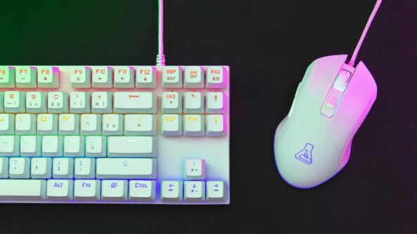 Vue du dessus d'un clavier et d'une souris filaires coloris blanc avec rétroéclairage multicolore