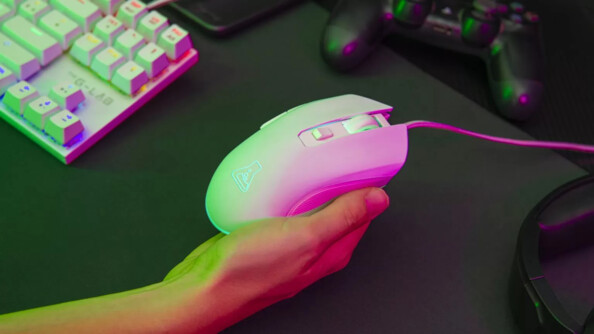 Prise en main de la souris optique filaire Kult Helium The G-Lab design ambidextre au-dessus d'un tapis de souris XXL coloris noir