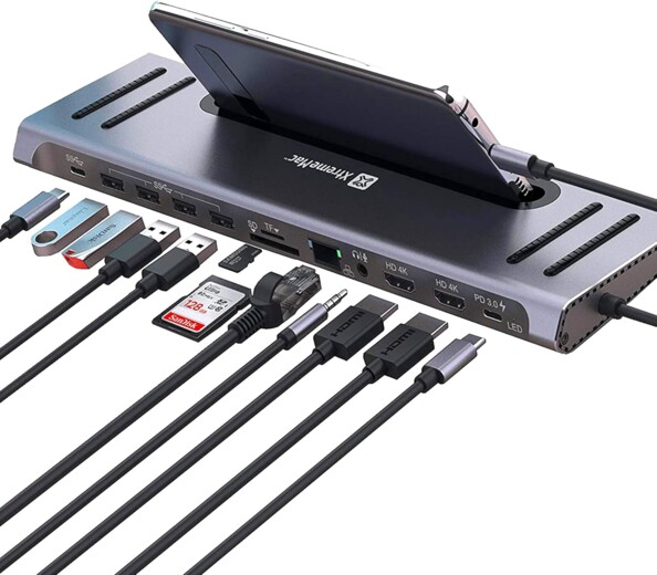 Station d'accueil XtremeMac avec smartphone en support et multiples câbles branchés