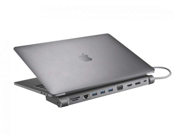 MacBook argenté connecté à un hub USB-C XtremeMac avec ports VGA HDMI SD et Ethernet