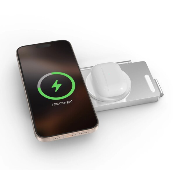 Charge rapide en cours d'un iPhone MagSafe et d'un boîter de chargement d'AirPods sur les surfaces magnétiques de la station XtremeMac pliée