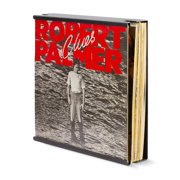 Collection de vieux vinyles 12" rangée dans l'étagère en acier massif coloris noir LP20 Dynavox avec mise en avant du premier disque