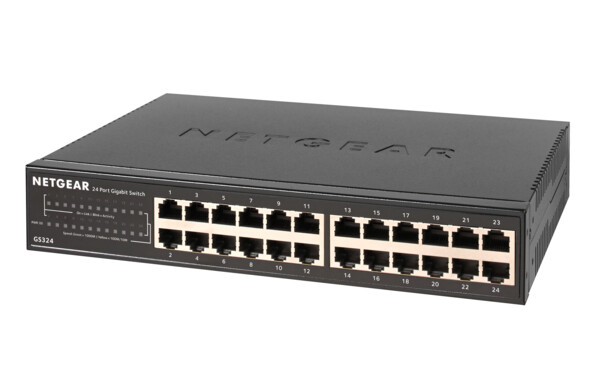 Vue de biais côté gauche du boîtier métallique noir gravé Netgear du switch réseau GS234 24 ports RJ-45 avec connecteurs en plastique