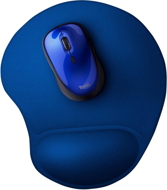 Souris sans fil estampée trust coloris noir et bleu posé sur tapis de souris antidérapant avec repose-poignet en gel coloris bleu de la même marque