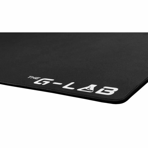 Gros plan sur le logo de la marque The G-Lab imprimée en blanc sur le tapis de souris coloris noir