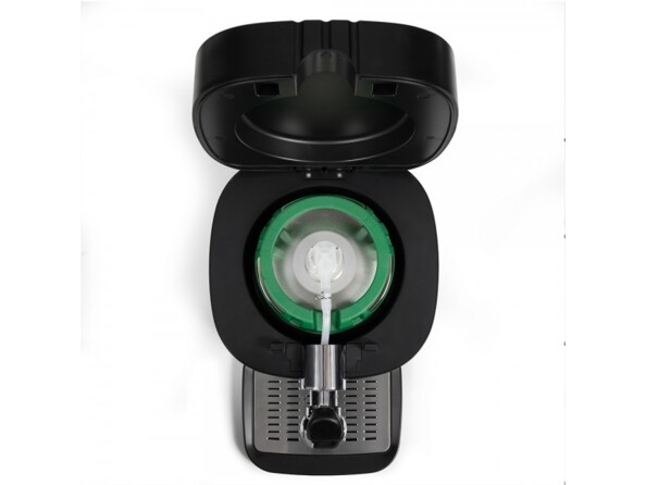 Vue du dessus de l'intérieur de la tireuse à bière Livoo avec mise en place d'un fût de bière 5L type Heineken