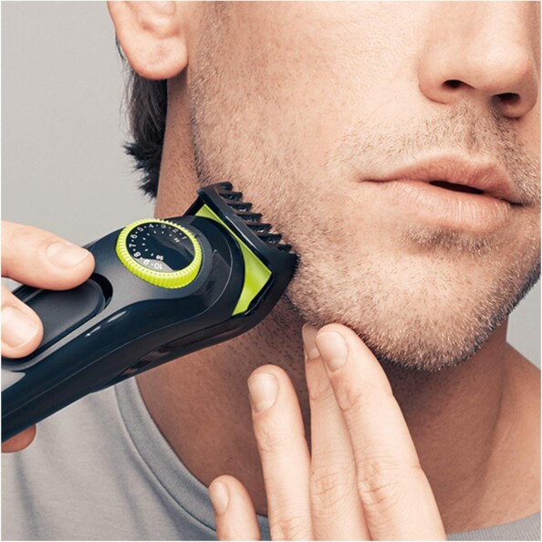 Homme tond sa barbe avec le Braun BeardTrimmer BT3941