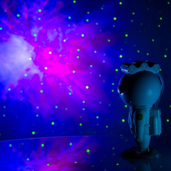 Projection d'un ciel étoilé et d'un effet galaxie bleu et violet via le casque de la figurine et projecteur 2 en 1