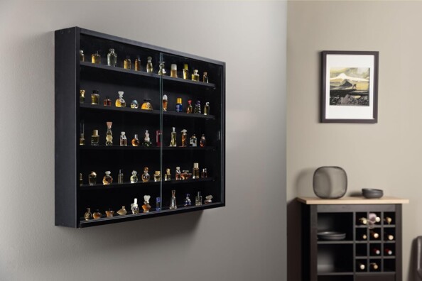 Salon à la décoration moderne avec vitrine d'exposition complètement noire fixée au mur