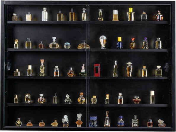 Vitrine suspendue coloris noir avec fioles de liquides exposées à l'intérieur