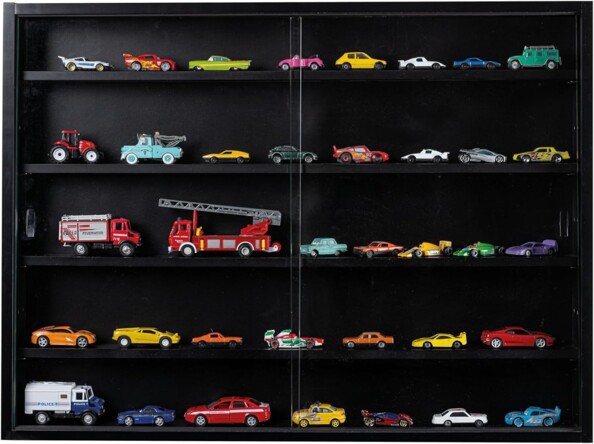 Armoire full black avec 5 étagères exposant des voitures miniatures et deux vitres en verre coulissantes pour les protéger de la poussière