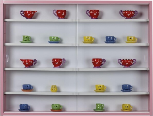 Armoire murale rose et blanche avec étagères réglables protégeant une collection de tasses de thé