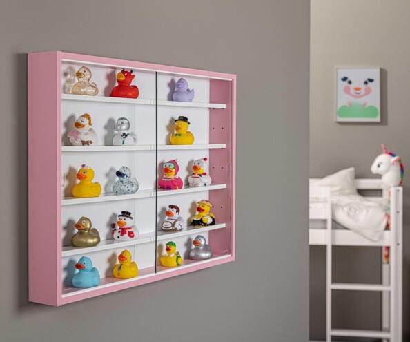 Meuble rectangulaire compact rose et blanc suspendu au mur d'une chambre d'enfant aux touches girly