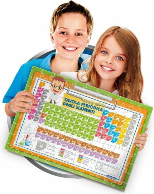 Enfants présentant le puzzle du tableau périodique du coffret Clementoni