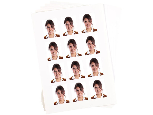 Feuille A4 de papier photo brillant avec 20 mini étiquettes autocollantes imprimées de petites photos colorées, coupées et prêtes à l'emploi.