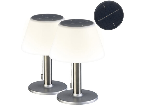 Lot de 2 luminaires de table blanc avec pied de support gris, interrupteur à tirette pendant de l'abat-jour le long du pied et capteur de luminosité/panneau solaire situé sur chacune des lampes pour le chargement de l'allumage automatique