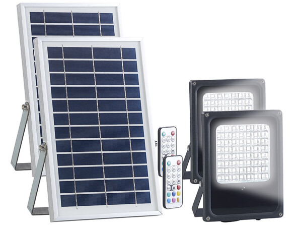 Deux projecteurs LED extérieurs Luminea avec panneaux solaires et télécommandes.