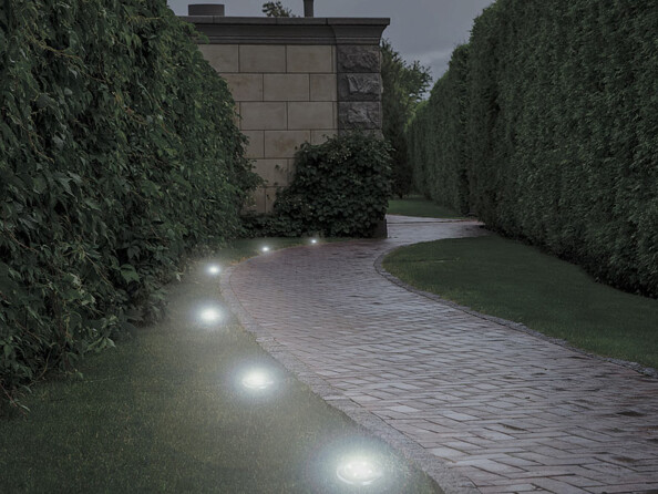 éclairage d'une allée avec les spots lumineux la nuit