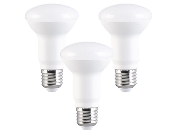 Trois ampoules blanches allumées avec inscription Luminea et culots argentés sur fond blanc