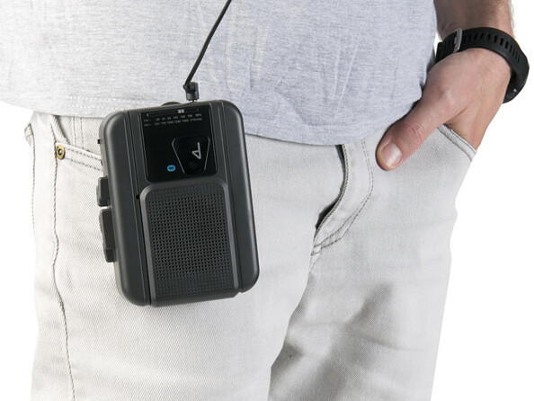 Baladeur cassette fixé à la poche de jean d'un homme et branché à un casque