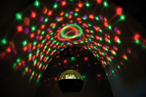 effets lumineux rotatifs vert et rouge avec mini enceinte baladeur bluetooth auvisio zx1616