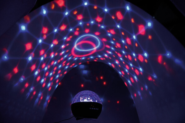 effets lumineux rotatifs bleus et rouge avec mini enceinte baladeur bluetooth auvisio zx1616