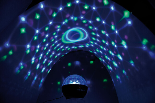 effets lumineux rotatifs bleu et vert avec mini enceinte baladeur bluetooth auvisio zx1616